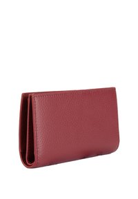 Portafoglio in pelle bordeaux con una texture a granulato, forma rettangolare slim e bordi cuciti, dotato di più slot per carte e design pieghevole.