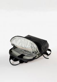 Zaino in pelle nera con fodera argentata, chiusura con zip e scomparti interni. Presenta spallacci regolabili e una forma strutturata.