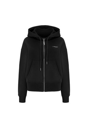 Czarna hoodie z zamkiem błyskawicznym, z kieszenią kangurką, kapturem z troczkami i ściągaczami na rękawach. Posiada białą logo na lewej piersi.