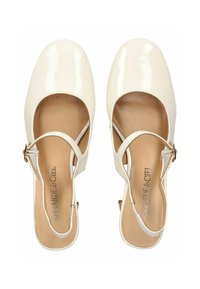 Zapatos de charol, tipo slingback, en color crema, con la puntera cerrada, un bajo tacón en bloque, correa ajustable en el tobillo y forro interior suave.
