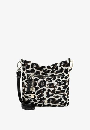 Tasche im Leopardenmuster mit strukturierter Außenseite, ausgestattet mit einer Reißverschlusstasche, schwarzen Akzenten und einem verstellbaren Riemen. Silberne Hardware-Details.