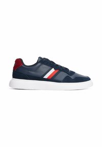 Sneaker blu in misto pelle liscia e scamosciata, con accenti a strisce bianche e rosse sui lati e una suola in gomma bianca.