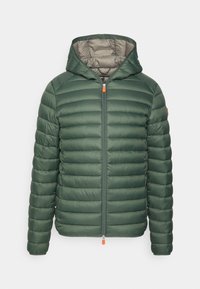 Grøn polstret jakke med hætte, der har en frontlynlås og en orange accenttrækstrop. Glat tekstur med vandret quiltet design.