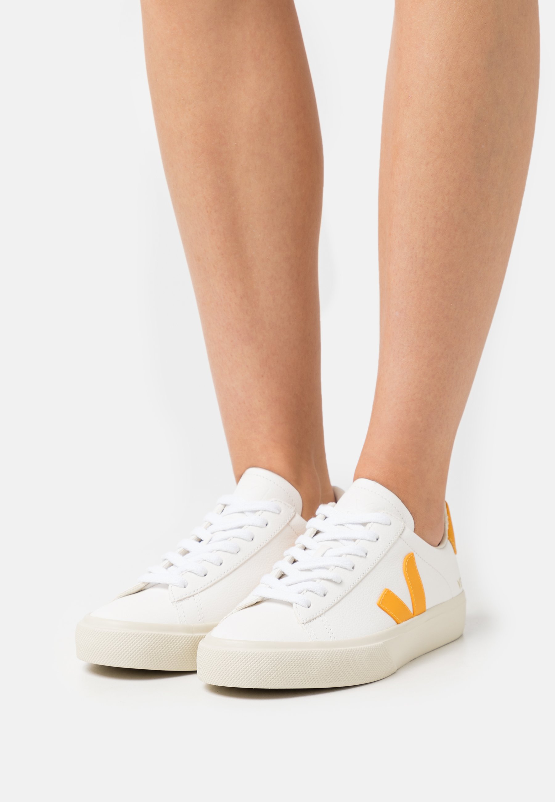 veja white campo trainers