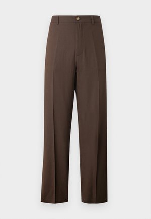 Bruine rechte broek met hoge taille, knoop- en ritssluiting, ceintuurlussen en een gladde voorkant op een witte achtergrond.