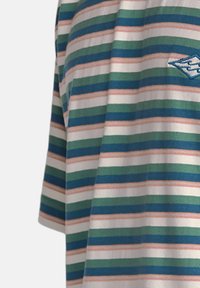 Randig kortärmad skjorta med gröna, blå och rosa horisontella band, tillverkad av ett lätt material och med en liten broderad logotyp på bröstet.