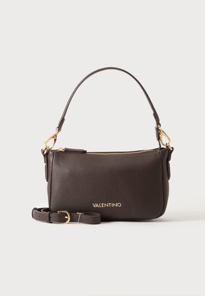 Σκούρα καφέ δερμάτινη τσάντα ώμου Valentino με χρυστό φερμουάρ, αποσπώμενο λουράκι και χρυσά κούμπωματα σε απλό ανοιχτό φόντο.