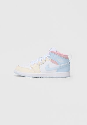 Lav-sko sneaker med hvid base, lyseblå og pastelpink accenter, hvide snørebånd og en flad hvid sål på ensfarvet baggrund.
