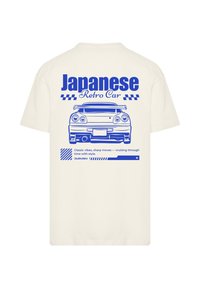 Helles Cream-T-Shirt mit blauer Grafik eines klassischen japanischen Autodesigns, versehen mit Text und karierten Akzenten auf der Rückseite.