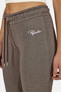 Rudos rudos kelnės su raišteliu, su balta siuvinėta "Pegador" logo. Sklandus tekstas su subtiliomis vertikaliomis linijomis.