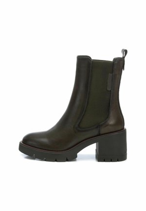 Stivaletto in pelle marrone con pannelli laterali elastici, punta rotonda e tacco spesso nero. Presenta una superficie testurizzata e sottili dettagli di cucitura.