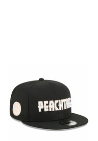 Casquette noire à visière plate avec "PEACHTREE" brodé en blanc sur le devant et un patch logo pêche et blanc sur le côté.