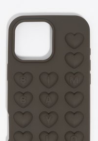 Funda de teléfono de silicona marrón oscuro con formas de corazón elevadas y letras en relieve que dicen "B I Y O." Bordes redondeados y recorte para la cámara.