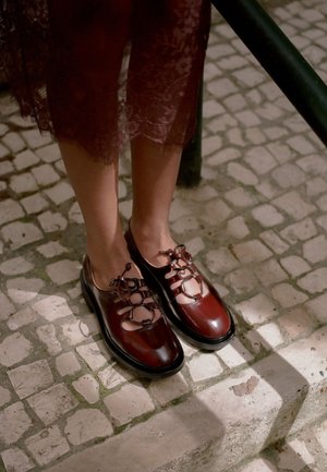 BALAGAN Derbies - glossy bordo