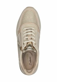 Sneakers avec un dessus en cuir beige agrémenté d'accents dorés scintillants, une pointe ronde, des lacets beiges et une fermeture éclair décorative sur le côté.