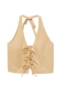 Beige Halter-Crop-Top mit offenem Rücken, ausgestattet mit einer Bindeschließe und Schnürdesign an der Vorderseite, aus weichem Stoff mit glatter Textur.