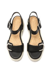 Sandali in pelle nera con due bande larghe e dettaglio della fibbia, dotati di una soletta beige testurizzata e una suola in gomma bianca spessa.