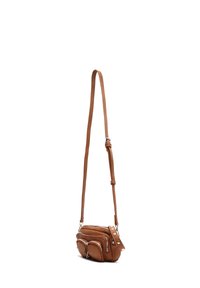Sac bandoulière en cuir tan avec une sangle ajustable, deux poches avant zippées et un accent clouté sur la sangle. Texture lisse et forme compacte.