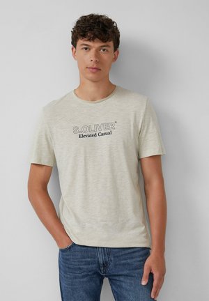 Lichtgrijs t-shirt met korte mouwen van zacht materiaal, met daarop de zwarte opdruk "S.OLIVER Elevated Casual" op de voorkant. Klassieke ronde hals.