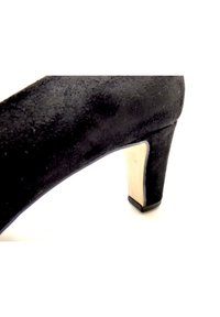 Schwarzer Wildleder-Pumps mit runder Spitze, ausgestattet mit einem cremefarbenen geometrischen Absatz und einer strukturierten Oberfläche.