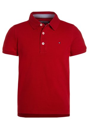 Czerwona koszulka polo z krótkim rękawem, z dwoma białymi guzikami na listwie i małym logo flagi Tommy Hilfiger na lewej piersi.