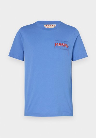 T-shirt en coton bleu clair avec un col rond, des manches courtes et une poche ornée d'une broderie rouge "MARNI" et de détails de couture contrastants.
