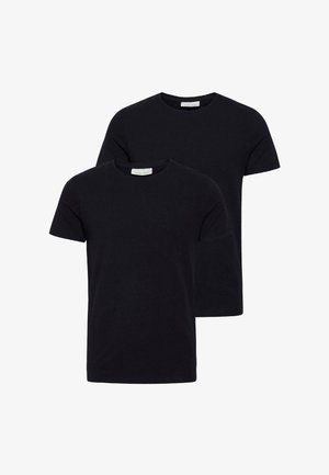 Due t-shirt nere semplici a maniche corte con scollo a girocollo, con etichette all'interno del collo, sovrapposte e visualizzate su uno sfondo bianco.