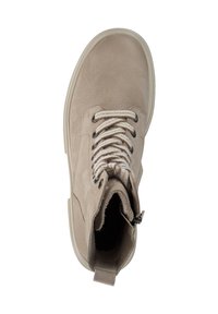 Hellbeige Lederstiefel mit runder Zehenpartie, strukturiertem Obermaterial und flachen Schnürsenkeln. Verfügt über einen seitlichen Reißverschluss und eine cremefarbene Gummisohle.