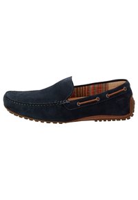 Marineblaues Wildleder-Slipper mit kontrastierenden Nähten, texturiertem Innenfutter mit roten und braunen Streifen sowie einer Gummisohle mit Rutschschutzmuster.