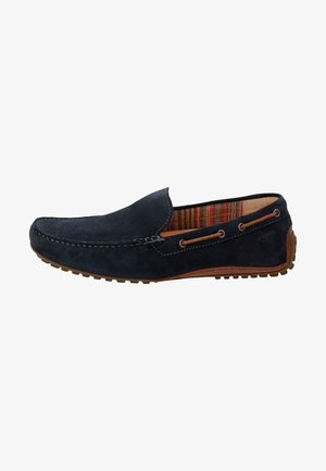 Marineblaues Wildleder-Slipper mit kontrastierenden Nähten, texturiertem Innenfutter mit roten und braunen Streifen sowie einer Gummisohle mit Rutschschutzmuster.
