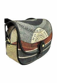 Borsetta a spalla in tessuto texturizzato con una patta curva, decorata in tonalità di verde, marrone e crema, con finiture in pelle nera e accessori in oro.
