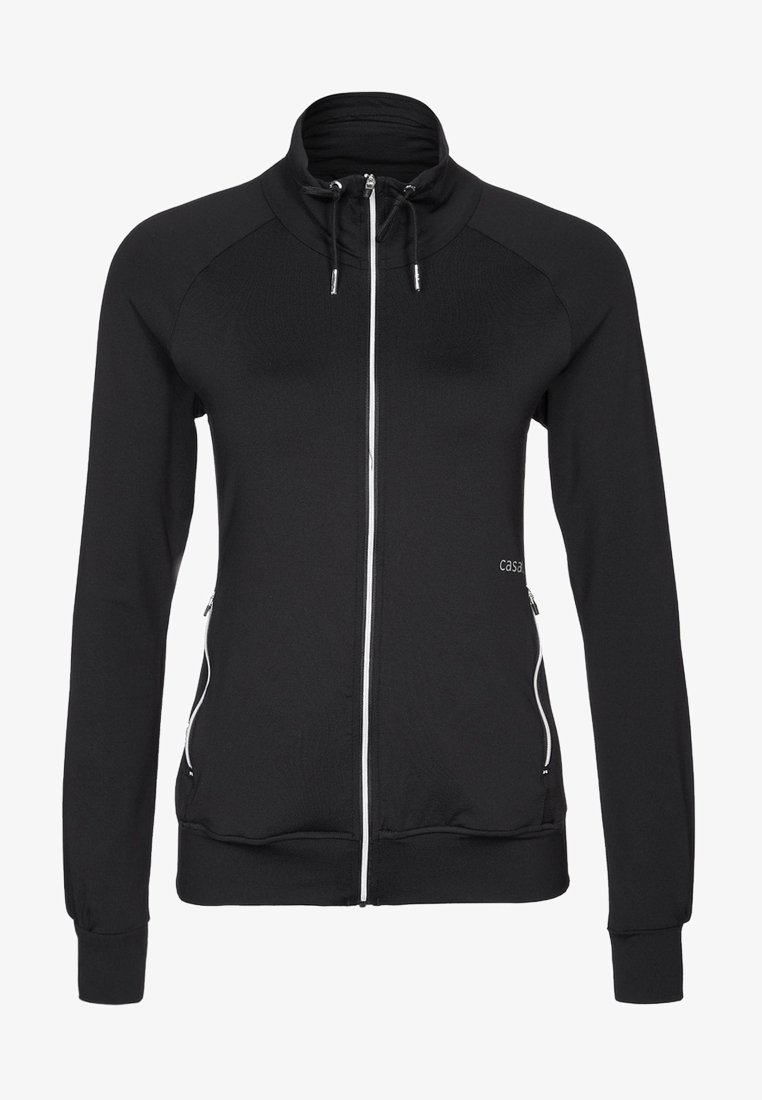 Černá bunda na zip s dlouhými rukávy, vysokým límcem a bílými detaily na zipu. Má boční kapsy a přiléhavý střih z pružné látky.