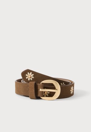 Ceinture en suède marron avec de petites marguerites blanches brodées et une boucle arrondie dorée, enroulée sur une surface gris clair.
