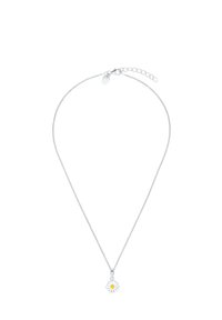 Collana in argento con pendente a margherita, caratterizzata da petali bianchi e un centro giallo, che mette in risalto un design delicato e una superficie liscia.