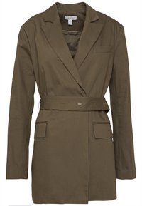 Blazer long vert olive avec revers crantés, ceinture à boutons à la taille, poches à rabat et poche poitrine passepoilée, doublé à l'intérieur.