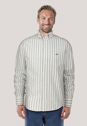 Witte button-down blouse met groene verticale strepen, lange mouwen en een borstzak. De textuur lijkt glad en de stof is lichtgewicht.
