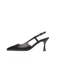 Décolleté slingback nera realizzata in pelle liscia, con punta affusolata, tacco sottile e ritagli laterali con cinturino a fibbia.