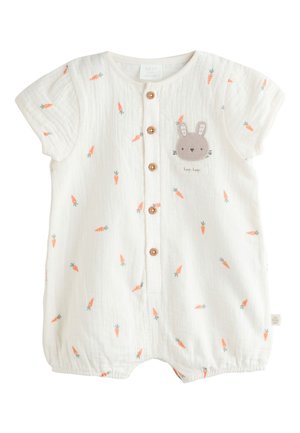 Biały kombinezon niemowlęcy z małymi pomarańczowymi nadrukami marchewek, drewnianymi guzikami z przodu oraz szarą naszywką z twarzą króliczka i napisem „hop hop”.