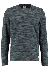 Långärmad t-shirt i mörkgrön med ett texturerat, vågigt mönster. Har rund hals och en liten vävd etikett i nederkanten till vänster.