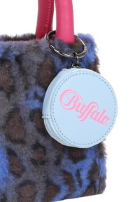 Nepleren handtas met een blauw en bruin luipaardpatroon, voorzien van roze handvatten en een lichtblauwe ronde pouch met "Buffalo" in het roze.