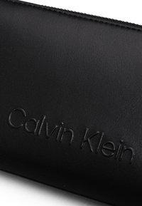 Calvin Klein EMBOSSED LOGO ZIP - Portafoglio - ck black