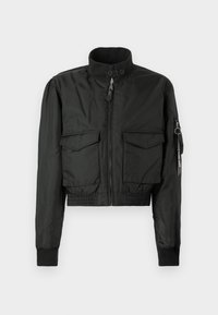 Giubbotto bomber nero in nylon liscio, con colletto alto, zip frontale, due grandi tasche cargo e polsini a costine.