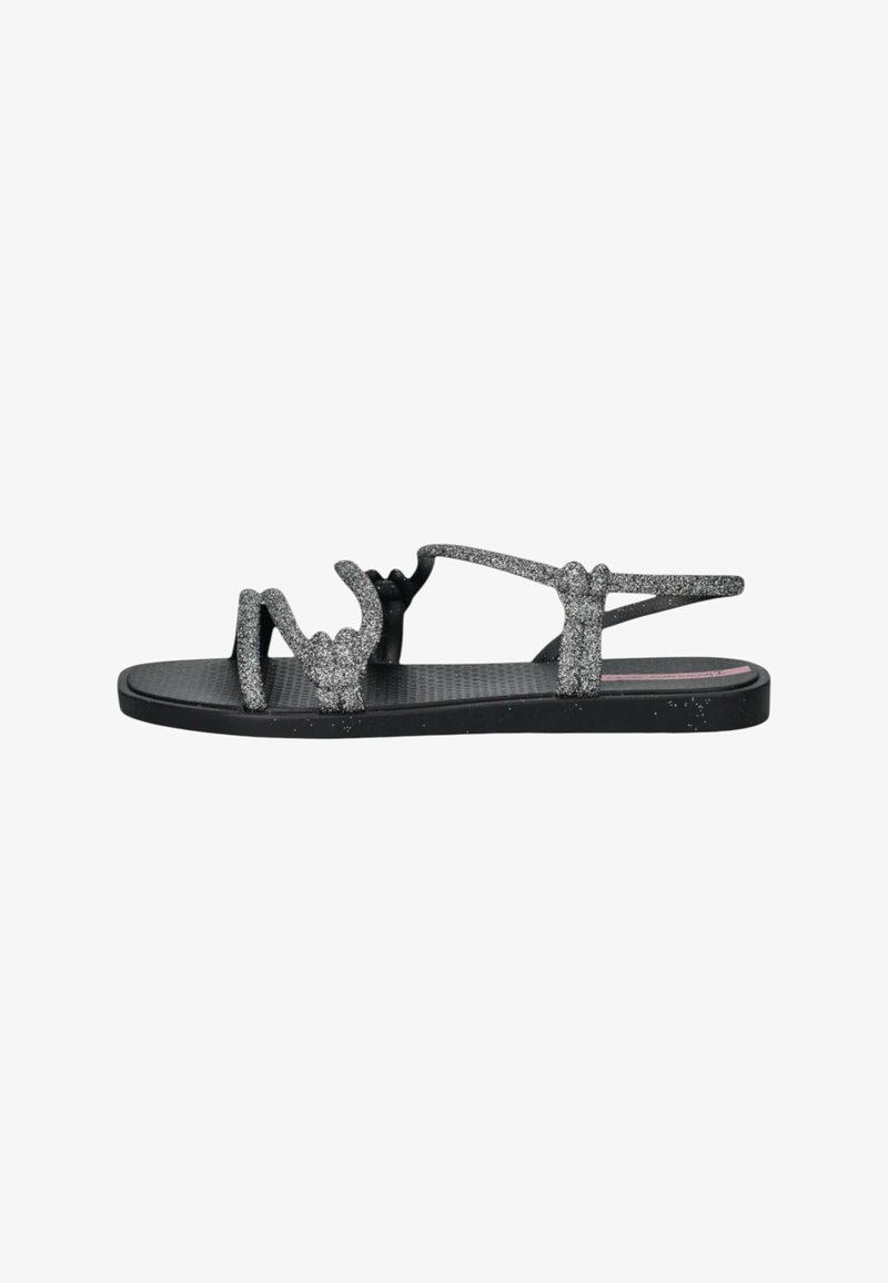 Zwarte platte sandalen met glanzende zilveren banden, voorzien van een gestructureerde voetbed en een slank ontwerp, geschikt voor casual gebruik.