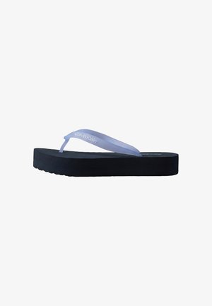 Czarne japonki na platformie z grubą podeszwą i przejrzystymi niebieskimi paskami z logo Calvin Klein na jednym z pasków.