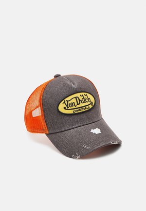 Grijze en oranje mesh honkbalpet met een gele patch waarop "Von Dutch Originals" staat en bewust versleten details op de klep.