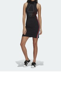 Černé bezramínkové šaty s vysokým výstřihem, které mají modré a červené pruhy podél stran a velké logo na přední straně.