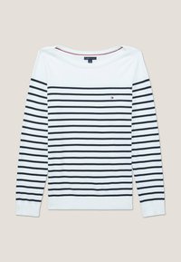 Chemise blanche à manches longues avec des rayures horizontales bleu marine, petit logo brodé sur la poitrine et encolure bateau avec détail de bordure rouge.