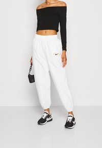 Nike Sportswear Träningsbyxor - white