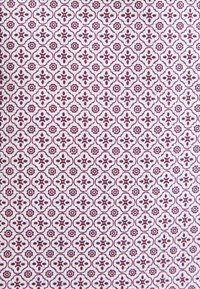 Motif géométrique répétitif avec de petites formes florales rouge foncé à l'intérieur de contours de losanges arrondis sur un fond clair texturé.