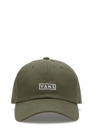 Gorra de algodón verde olivo con visera curvada y correa ajustable, que presenta un logotipo blanco de Vans bordado en la parte frontal. Diseño simple y clásico.